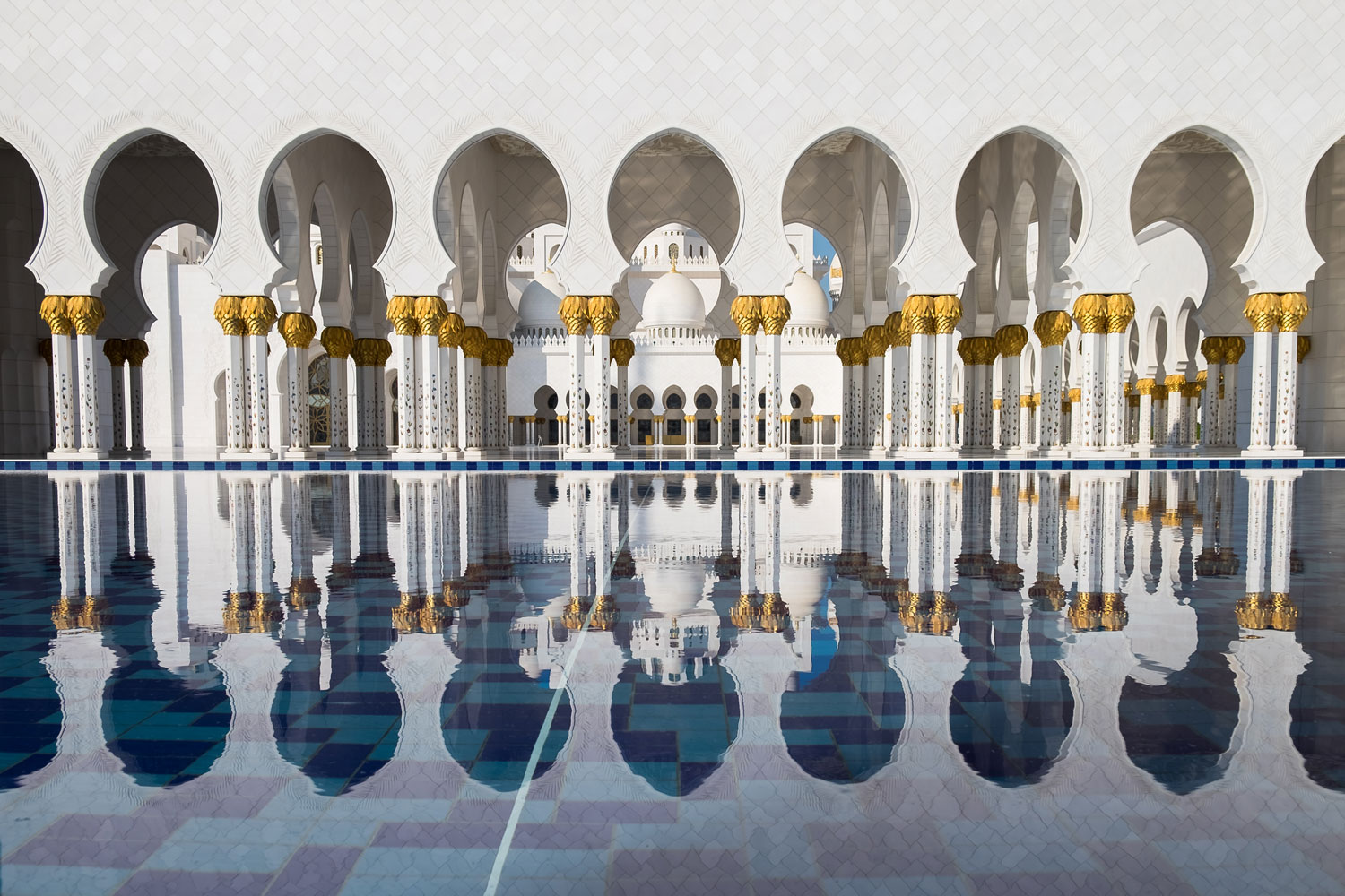 Sheikh Zayed Mosque, Abu Dhabi Fuji X-E2 . Fuji XF18-55mm . 20,5mm . f/5.6 . 1/1800" . ISO 200