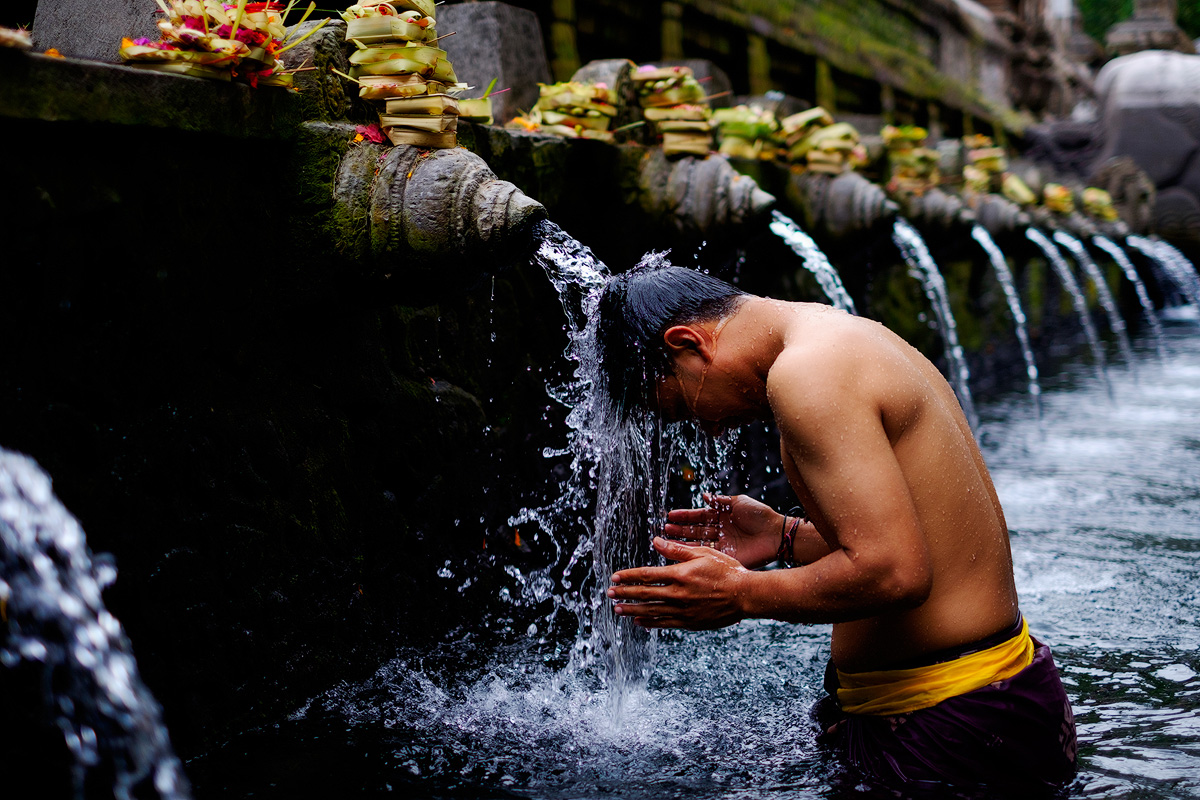 A bather in the holy waters at Tirta Empul, Bali – X-T1 + XF35mm f1.4