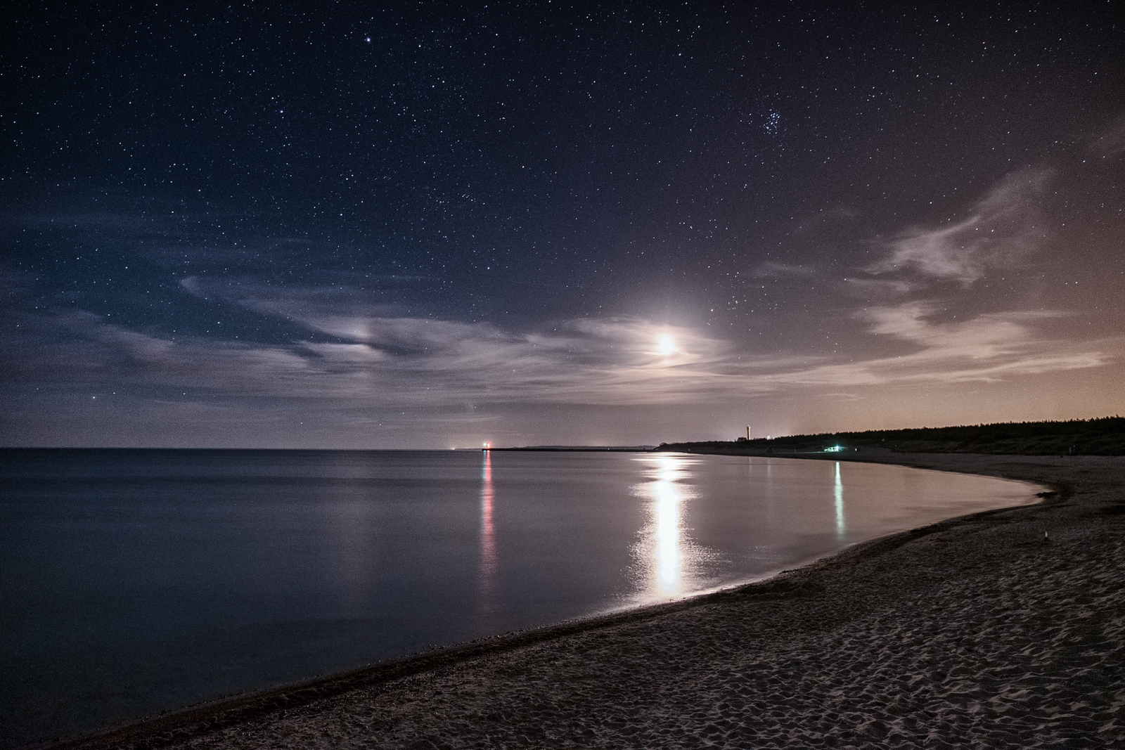 Moonrise on the beach in Ustka, PL Fuji XPro-2, XF 17-55, 15s, f2.8, ISO 1600