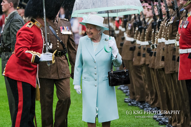 A rainy day at Buckingham Palace with the Fujifilm X-Pro2, ThinkTank Photo and Cotton Carrier