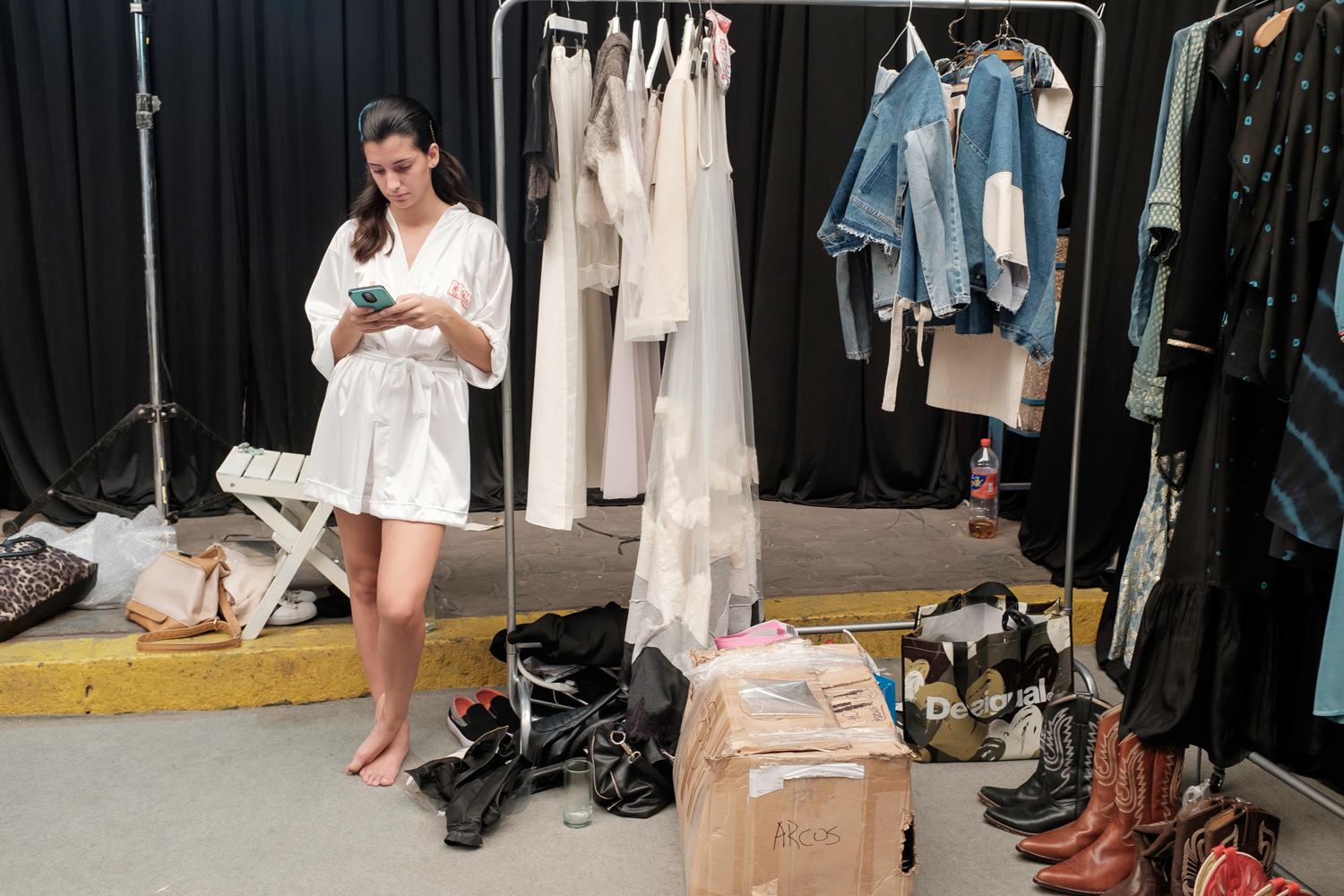 “Waiting for the parade”  – Shooting the backstage of the Caras Moda fashion show with the Fuji X100T
