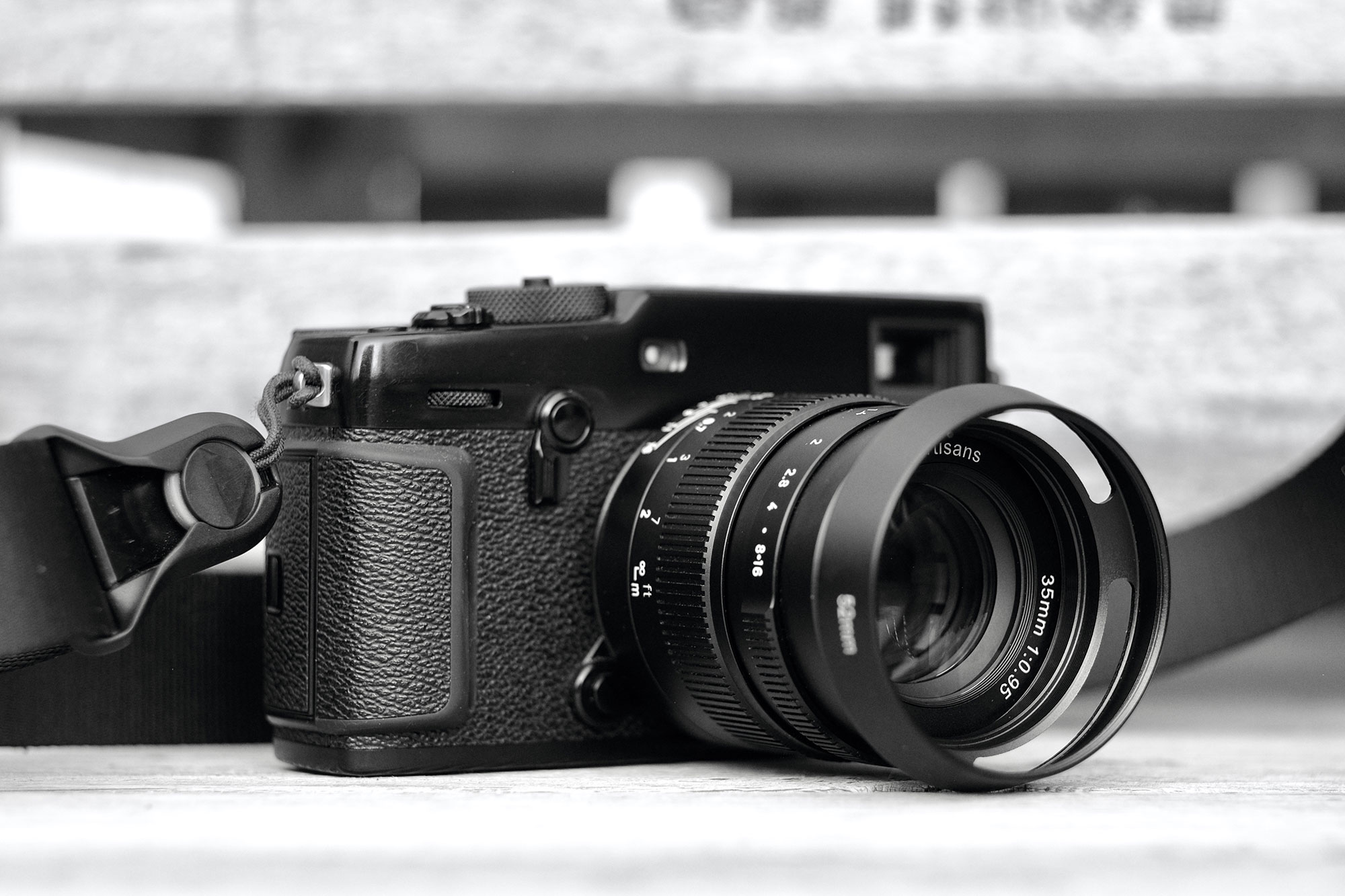 7artisans 35mm F0.95 Manual Focus Lens APS-C Fit for Compact Mirrorless Cameras Compatible with Fuji X-A1 X-A10 X-A2 X-A3 A-at X-M1 XM2 X-T1 X-T10 X-T2 X-T20 X-Pro1 X-Pro2 X-E1 X-E2 E-E2s X-E3 